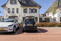 Geparkeerde auto's voor Nederlandse woningen.png